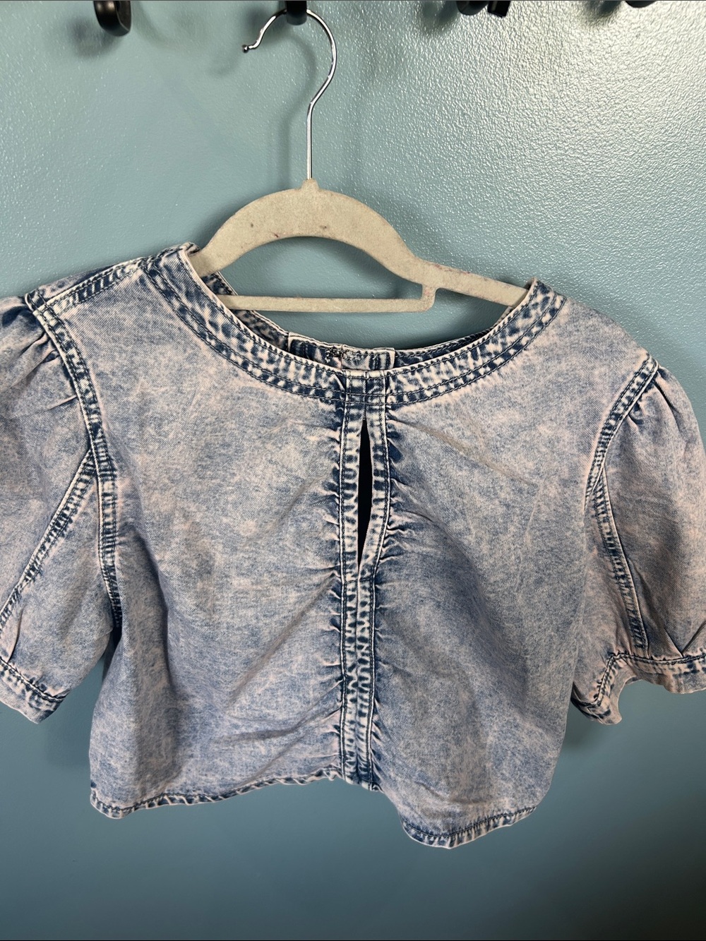 Savanna Jane Light Denim Blue Cropped Button-Front Top - Picture 2 of 2